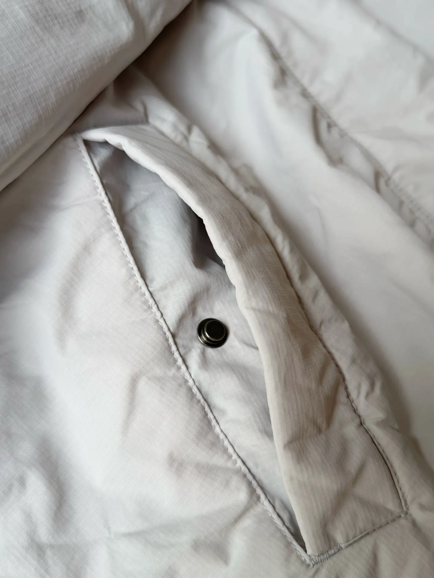 P800 canada goose/大GOose 25 reversible lamb wool flight jacket. It can be worn as a front or back and can be reshaped in any way. The inside and outside are the same color. The embroidered label pattern on the sleeve wall is limited. One side is made of lamb wool. It is delicate and gentle. The plush texture is light and full! The inner lining is polyester, which instantly transforms into an outdoor sports style! Basic neutral style can be combined at will, the most practical size: S M L Color: gray khaki black